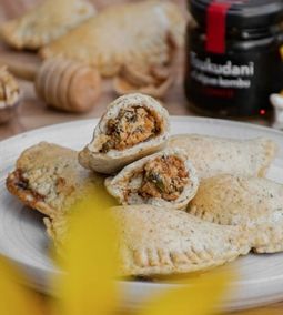 Zöldséges empanada (töltött tésztatáskák) tsukudanival