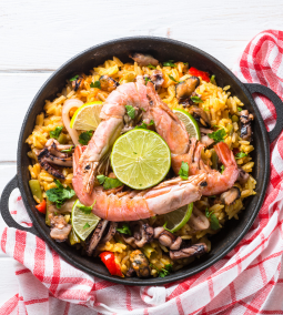 polipból és tenger gyümölcseiből készített paella